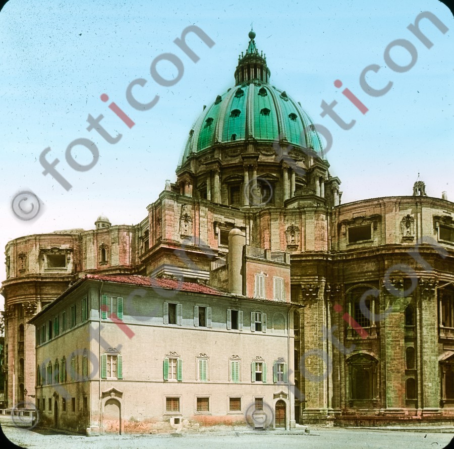 St. Peterskriche , Rückseite |  Back of St. Peter&#039;s Church - Foto foticon-simon-035-037.jpg | foticon.de - Bilddatenbank für Motive aus Geschichte und Kultur